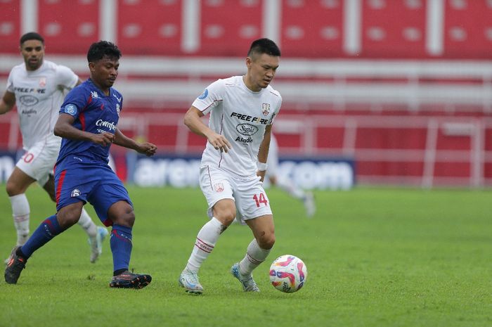 Aksi pemain Persis Solo, Sho Yamamto (kanan),  saat menghadapi Arema FC pada pekan ke-14 Liga 1 2024/2025.