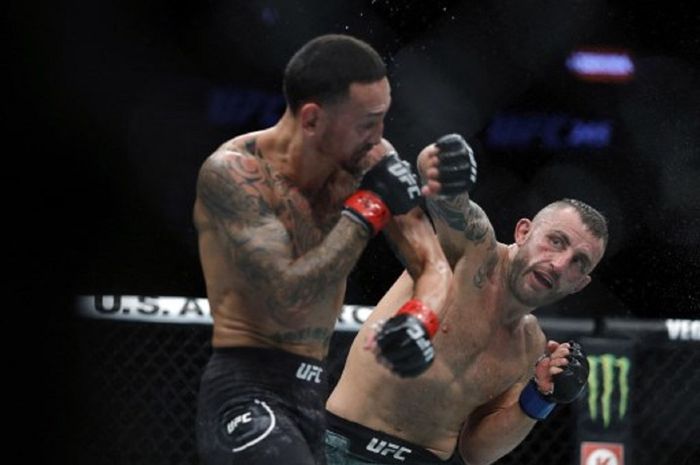 Alexander Volkanovski (kanan) merebut sabuk juara kelas bulu setelah mengalahkan raja divisi sebelumnya, Max Holloway, di UFC 245 pada 14 Desember 2019 di Las Vegas.