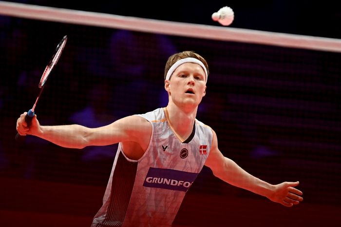 Tunggal putra Denmark, Anders Antonsen, melakukan pengembalian ke arah Chou Tien-chen dari Taiwan pada pertandingan fase grup BWF World Tour Finals 2024 di Hangzhou, China, 13 Desember 2024.