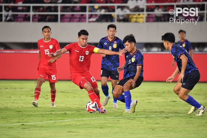 Bek Timnas Indonesia Muhammad Ferarri (tengah) saat beraksi menghadapi para pemain Laos dalam laga kedua Grup B ASEAN Cup 2024 di Stadion Manahan, Solo, Kamis (12/12/2024).