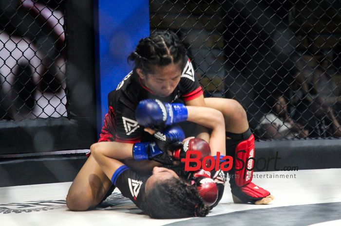 Atlet Indonesia, Bayu Peni Hendrasswari, menang atas Dalia Ebrahim asal Mesir di babak semifinal GAMMA World MMA Championships 2024, Jumat (13/12/2024) di Dewa United Arena, Banten. 