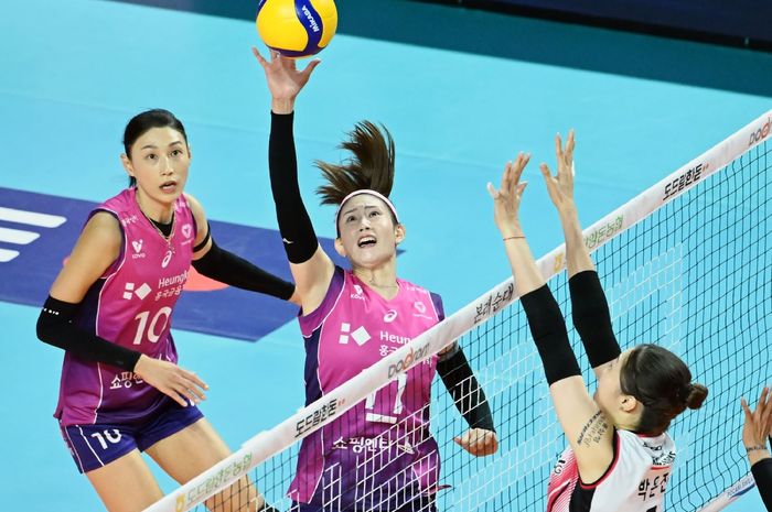 Dua pemain Incheon Heungkuk Life Pink Spiders, Kim Su-ji dan Kim Yeon-koung diadang middle blocker Red Sparks, Park Eun-jin 