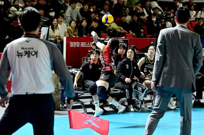 Libero Daejeon JungKwanJang Red Sparks, Noh Ran, melakukan aksi penyelamatan bola saat menghadapi Suwon Hyundai E&amp;c Hillstate pada lanjutan Liga Voli Korea di Chungmu Gymnasium, Kamis (12/12/2024).