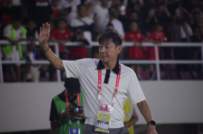 Pelatih Timnas Indonesia, Shin Tae-yong, dalam laga melawan Laos di ASEAN Cup 2024, Kamis (12/12/2024) di Stadion Manahan, Solo.