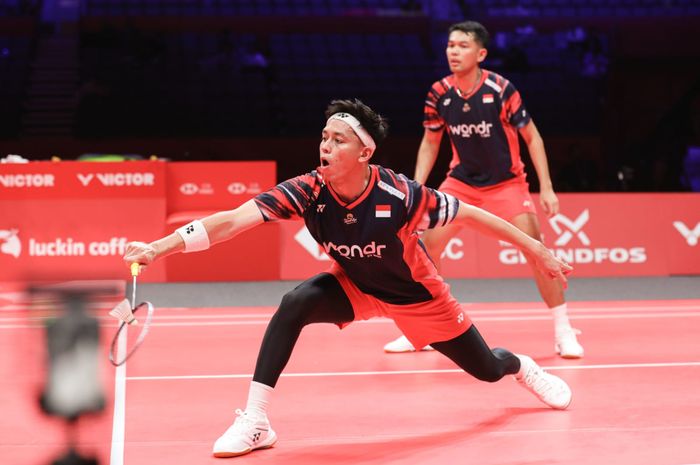 Pebulu tangkis ganda putra Indonesia, Fajar Alfian/Muhammad Rian Ardianto, pada laga kedua BWF World Tour Finals 2024 di Hangzhou Olympic Sports Centre Gymnasium, Kamis, (12/12/2024).