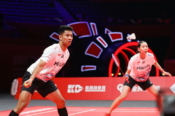 Pasangan ganda campuran Indonesia, Dejan Ferdinansyah/Gloria Emanuelle Widjaja, pada laga ketiga BWF World Tour Finals 2024 di Hangzhou Olympic Sports Centre Gymnasium, Jumat (13/12/2024).