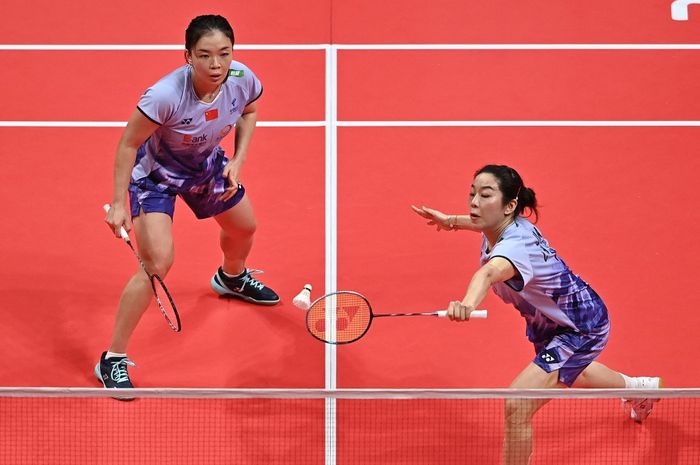 Pasangan ganda putri China, Chen Qing Chen/Jia Yi Fan, pada semifinal BWF World Tour Finals 2024 di Hangzhou Olympic Sports Centre Gymnasium, Sabtu (14/12/2024).