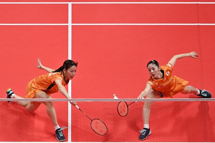 Pasangan ganda putri Jepang, Nami Matsuyama/Chiharu Shida, pada semifinal BWF World Tour Finals 2024 di Hangzhou Olympic Sports Centre Gymnasium, Sabtu (14/12/2024).