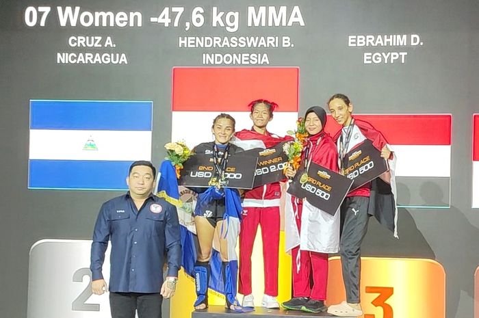 Atlet Indonesia, Bayu Hendrasswari, meraih medali emas GAMMA World MMA Championships 2024 di kategori senior kelas 47,6 kg MMA putri.