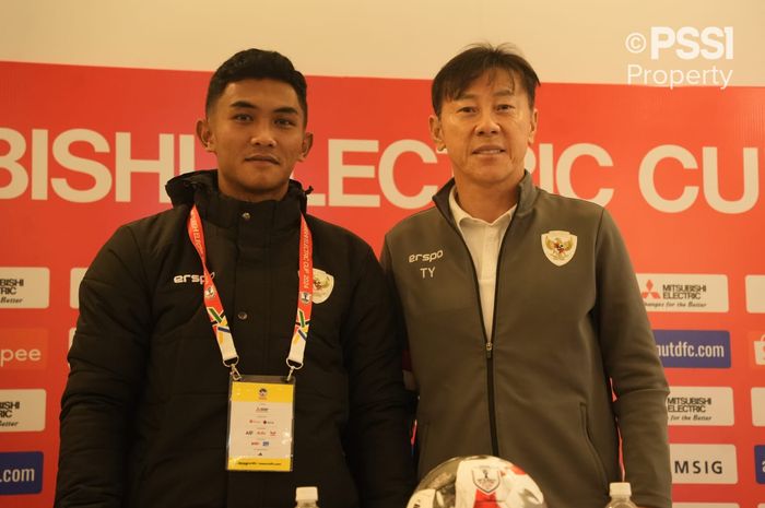 Rivaldo Pakpahan (kiri) bersama pelatih Timnas Indonesia, Shin Tae-yong, dalam konferensi pers jelang melawan Vietnam pada Sabtu (14/12/2024).