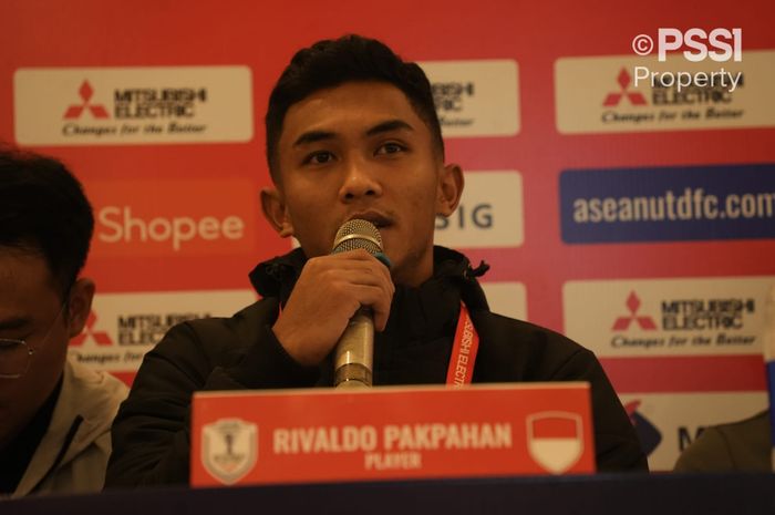 Gelandang Timnas Indonesia Rivaldo Pakpahan saat memberi keterangan kepada awak media jelang lawan Vietnam, Sabtu (14/12/2024).