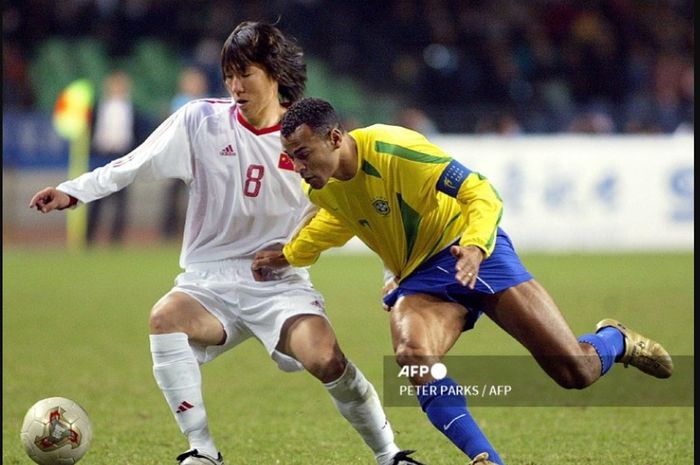 Li Tie (kiri) melawan Cafu dalam puncak kariernya saat timnas China menghadapi Brasil dalam sebuah laga uji coba, Februari 2003. Eks pemain Liga Inggris itu dipenjara 20 tahun akibat kasus korupsi.