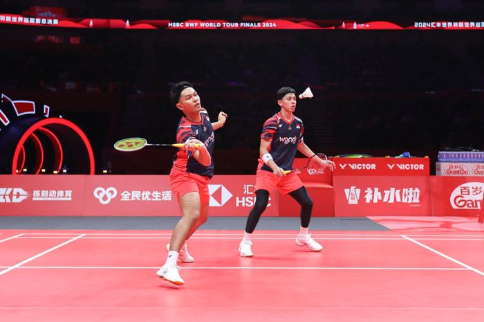 Pasangan ganda putra Indonesia, Fajar Alfian/Muhammad Rian Ardianto, pada semifinal BWF World Tour Finals 2024 di Hangzhou Olympic Sports Centre Gymnasium, Sabtu (14/12/2024).