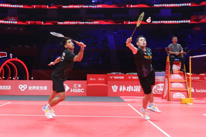 Pasangan ganda putra Indonesia, Sabar Karyaman Gutama/Moh Reza Pahlevi Isfahani pada laga terakhir grup BWF World Tour Finals 2024 di Hangzhou Olympic Sports Centre Gymnasium, Jumat (13/12/2024).