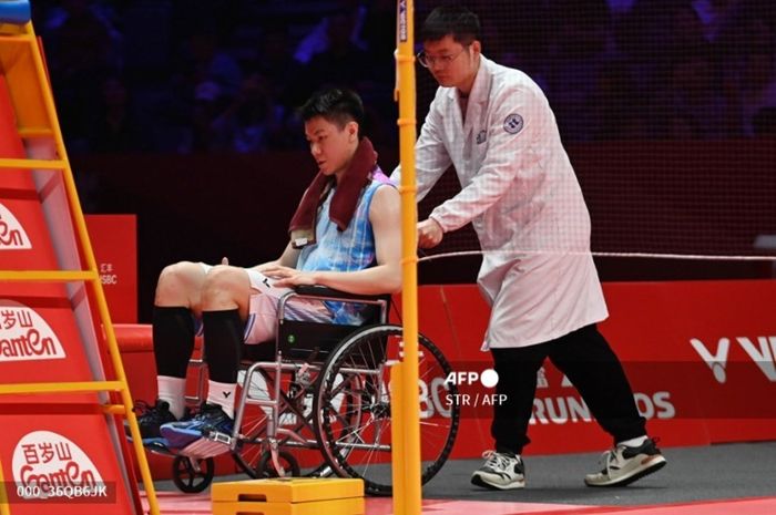 Tunggal putra Malaysia, Lee Zii Jia, harus dibantu dengan kursi roda untuk keluar lapangan setelah cedera pergelangan kaki, imbas aturan baru BWF, yang dialami pada fase grup BWF World Tour Finals 2024, Jumat (13/12/2024).