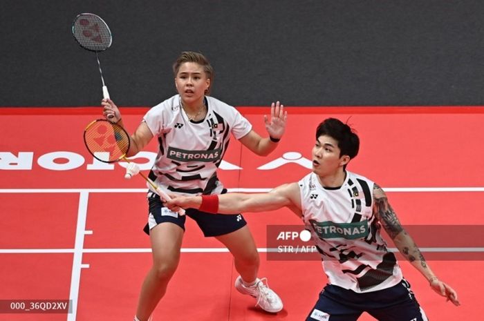 Ganda campuran Malaysia yang dilatih Nova Widianto, Chen Tang Jie/Toh Ee Wei saat bertanding pada semifinal BWF World Tour Finals 2024 di Hangzhou Olympic Sports Centre Gymnasium, Hangzhou, China, Sabtu (14/12/2024).