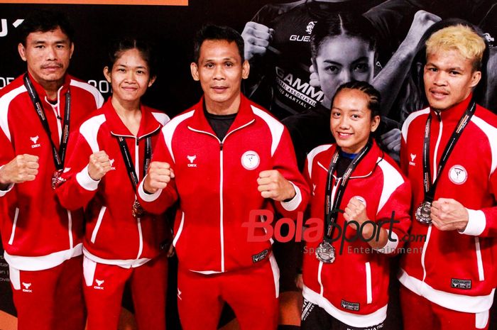 Peraih medali emas kategori senior GAMMA World MMA Championships 2024 untuk Indonesia, Bayu Peni Hendrasswari (kedua dari kiri), bersama para atlet yang memenangi medali perak.