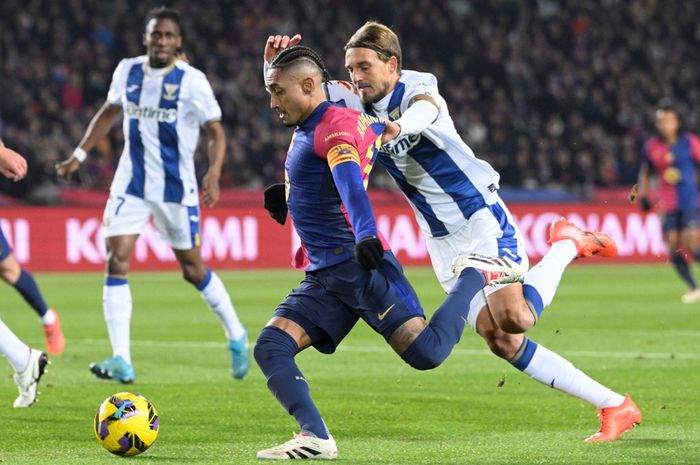 Kapten Barcelona, Raphinha, dijaga kapten Leganes, Sergio Gonzalez, dalam partai Liga Spanyol di Stadion Lluis Companys (15/12/2024).