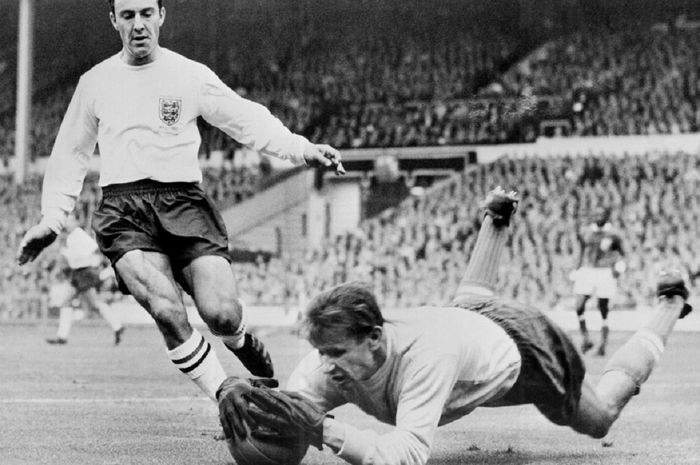 Penampilan Lev Yashin dalam laga Inggris melawan Sisa Dunia pada 23 Oktober 1963 berperan besar membuatnya terpilih sebagai pemenang Ballon d'Or pada 17 Desember 1963.