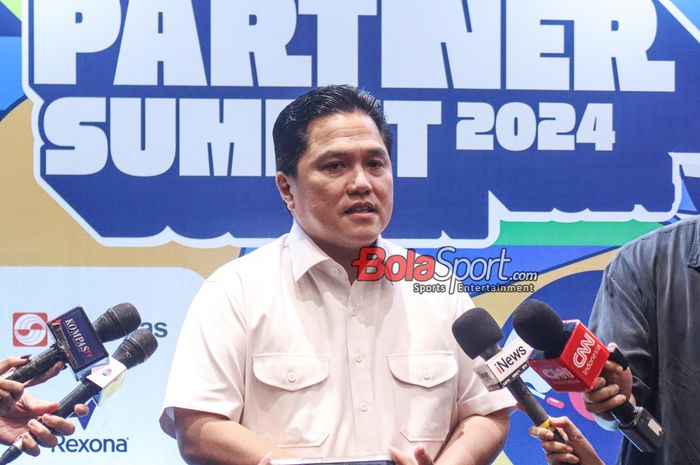 Ketua Umum PSSI, Erick Thohir, sedang memberikan keterangan kepada awak media di Hotel Park Hyatt, Jakarta Pusat, Senin (16/12/2024).