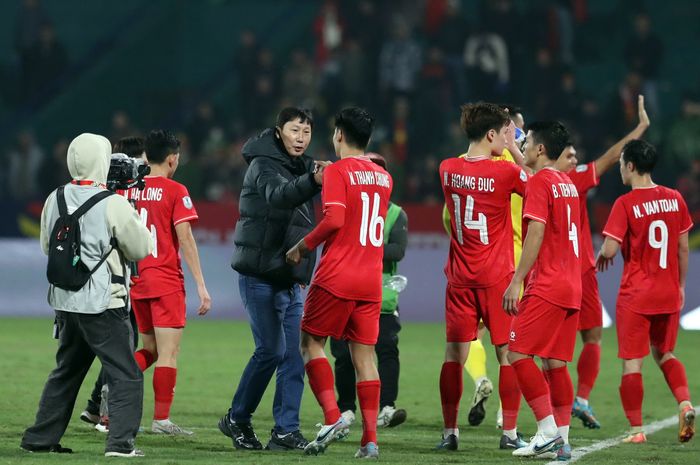 Kim Sang-sik dan para pemain Vietnam merayakan kemenangan atas Timnas Indonesia di ASEAN Cup 2024.