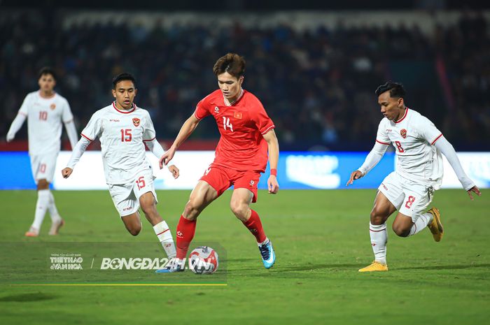 Gelandang Timnas Vietnam, Nguyen Hoang Duc (tengah) dikepung oleh dua pemain Timnas Indonesia.