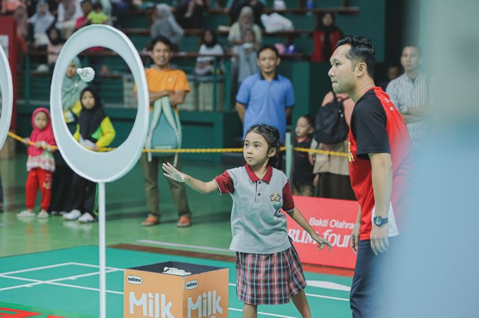 Salah satu perlombaan dalam Festival SenengMinton 2024 Seri 2, Throwing The Shuttlecock melempar kok ke dalam lubang target.