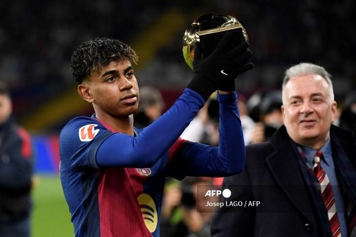 Winger muda Barcelona, Lamine Yamal, memamerkan trofi Golden Boy Award 2024 yang dimenangkannya sebelum laga kontra Leganes, Minggu (15/12/2024) atau Senin dini hari WIB.