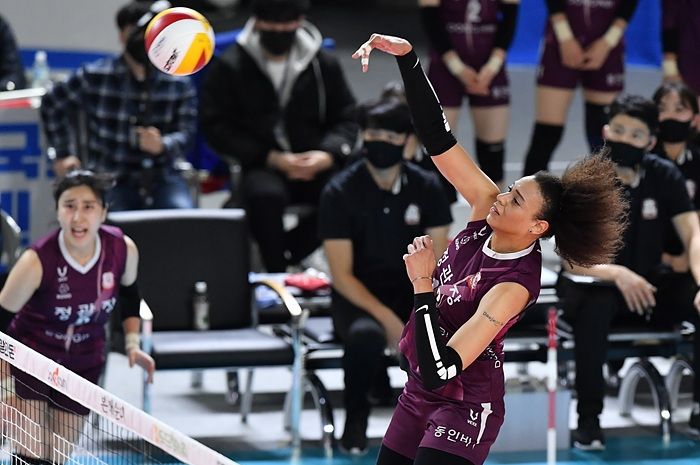 Opposite Daejeon Korea Ginseng Corp, Valentina Diouf melepaskan spike. Tampak pula setter, Yeum Hye-seon