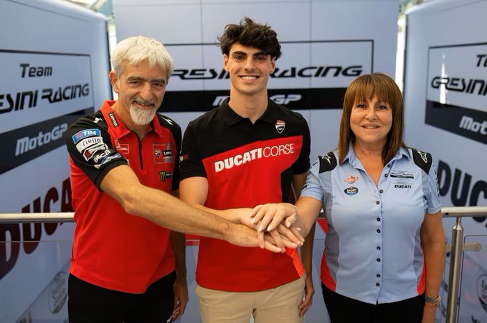 Pembalap baru Gresini Racing Fermin Aldeguer (tengah) berpose bersama General Manager Ducati Gigi Dall I'gna dan Kepala Tim Gresini Nadia Padovani saat kepindahannya ke tim satelit Ducati untuk MotoGP 2025 dipastikan.