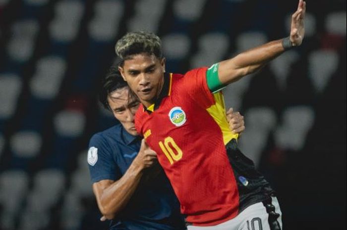 Kapten Timnas Timor Leste, Joao Pedro (kanan), dikawal ketat oleh pemain Timnas Kamboja pada laga Grup A ASEAN Cup 2024.