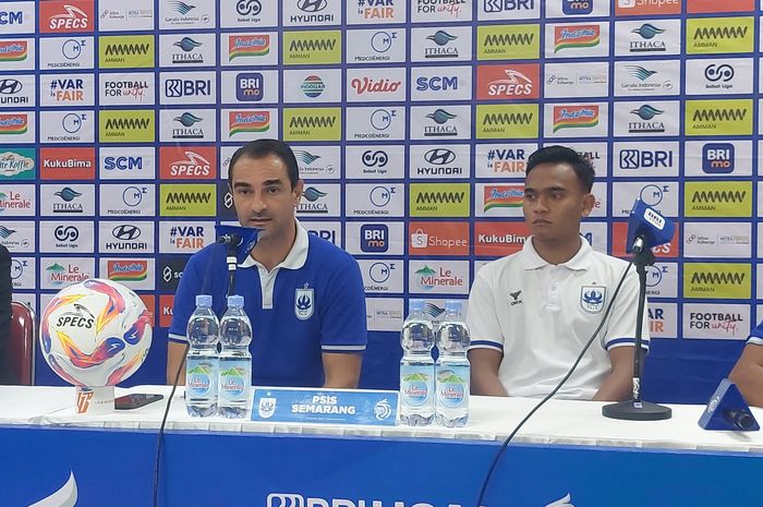 Pelatih PSIS Semarang, Gilbert Agius dan pemain Ridho Syuhada saat memberikan keterangan kepada media pasca laga melawan PSS Sleman, Selasa (17/12/2024).