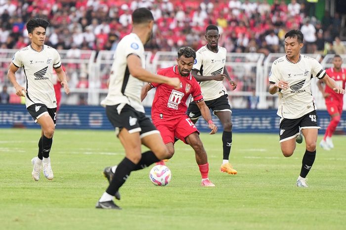 Penyerang sayap Malut United, Yakob Sayuri (merah), dalam laga Liga 1 melawan PSM Makassar pada Selasa (17/12/2024) di Stadion Gelora Kie Raha, Ternate.