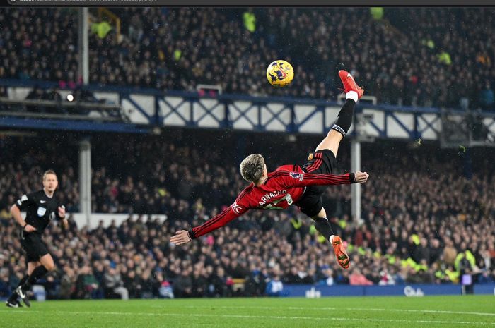 Gol dan selebrasi ala Cristiano Ronaldo berhasil membuat Alejandro Garnacho memenangkan penghargaan Puskas Award 2024.