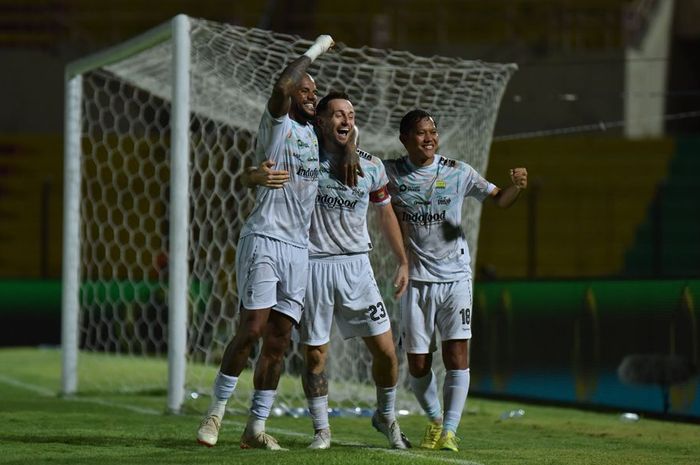 Pemain Persib Bandung, Marc Klok, melakukan seleberasi setelah mencetak gol ke gawang Barito Putera, Rabu (18/12/2024).