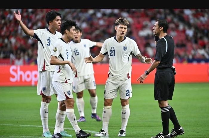 Para pemain Timnas Thailand mencoba meminta penjelasan dari wasit.