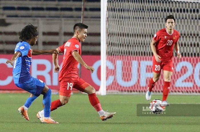 Aksi Nguyen Quang Hai (tengah) dalam pertandingan Timnas Filipina versus Timnas Vietnam di ASEAN Cup 2024.