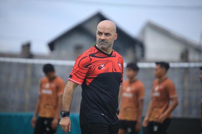 Paulo Meneses saat melatih Madura United