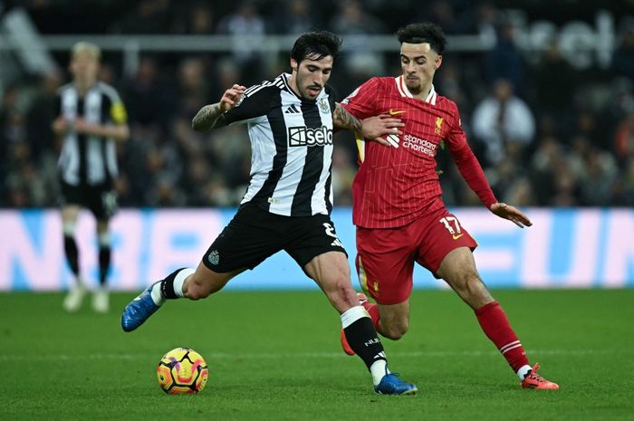 Gelandang Newcastle United, Sandro Tonali, saat tampil dalam laga Liga Inggris menghadapi Liverpool di St James' Park, 4 Desember 2024.