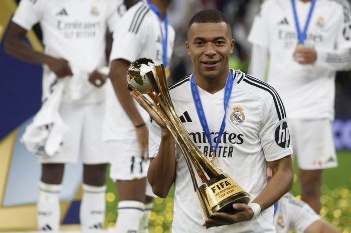 Kylian Mbappe berpose dengan trofi juara Piala Interkontinental usai Real Madrid kalahkan Pachuca pada final di Stadion Lusail, Qatar (18/12/2024).