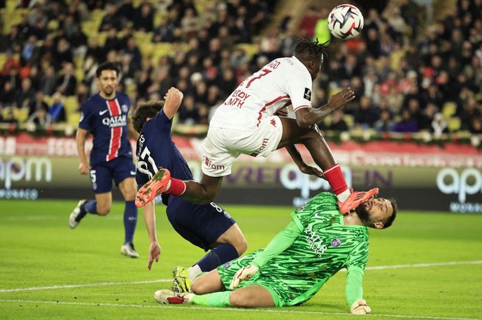 Insiden wajah kiper PSG, Gianluigi Donnarumma, tertendang oleh pemain AS Monaco, Wilfried Singo, dalam laga Liga Prancis di Stadion Louis II, Rabu (18/12/2024).