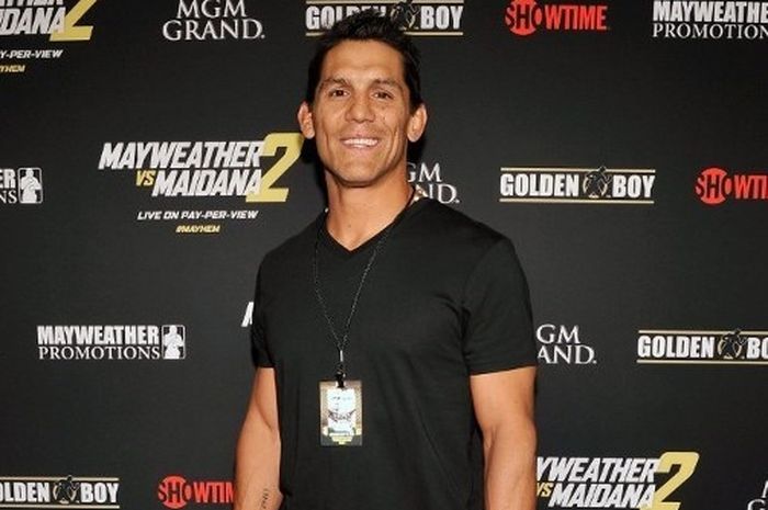 Jagoan MMA, Frank Shamrock, yang menjadi juara pertama kelas berat ringan UFC pada 21 Desember 1997.