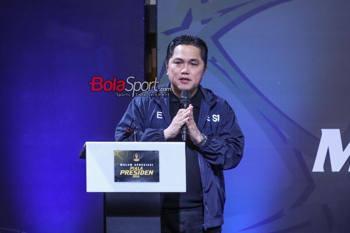 Ketua Umum PSSI, Erick Thohir, sedang memberikan sambutan di SCTV Tower, Senayan, Jakarta, Kamis (19/12/2024).