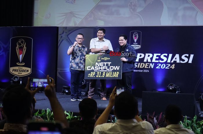 Ketua Umum PSSI, Erick Thohir (kanan), sedang berfoto bersama dengan Maruarar Sirait (kiri) selaku Ketua Steering Comitee Piala Presiden 2024 di SCTV Tower, Senayan, Jakarta, Kamis (19/12/2024).