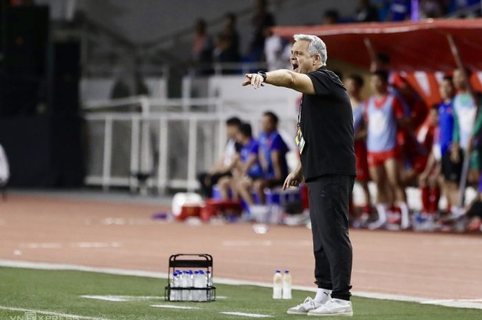 Pelatih Filipina, Albert Capellas saat memimpin anak asuhnya melawan Vietnam di Stadion Rizal Memorial, Manila pada Rabu (18/12/2024).