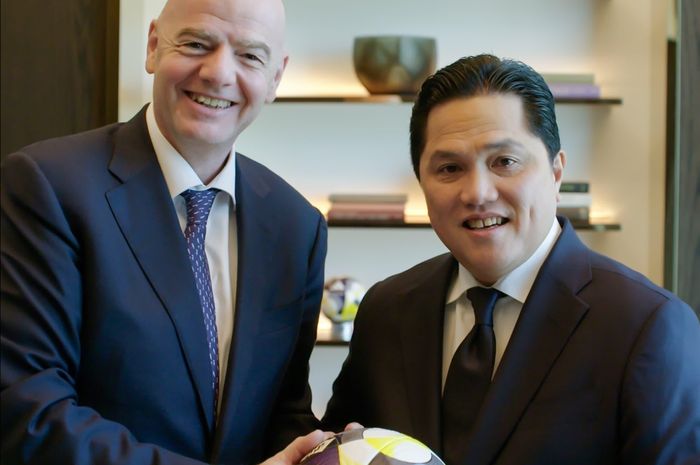 Ketua Umum PSSI Erick Thohir (kanan) bertemu dengan Presiden FIFA Gianni Infantino (kiri) membahas progres transformasi sepak bola Indonesia.