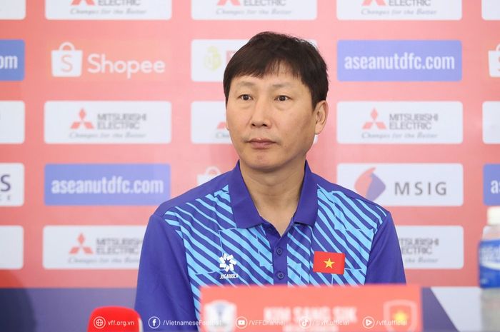 Pelatih Timnas Vietnam Kim Sang-sik saat konferensi pers dalam ajang ASEAN Cup 2024.