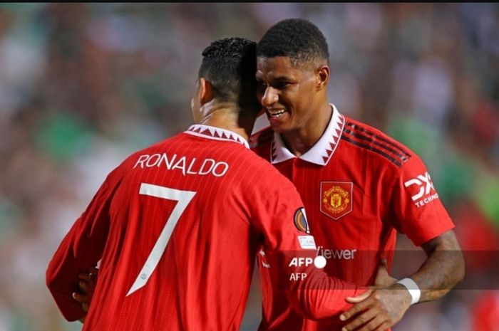 Marcus Rashford (kanan) dan Cristiano Ronaldo saat merayakan gol Man United ke gawang Omonia Nicosia dalam laga Liga Europa (6/10/2022).