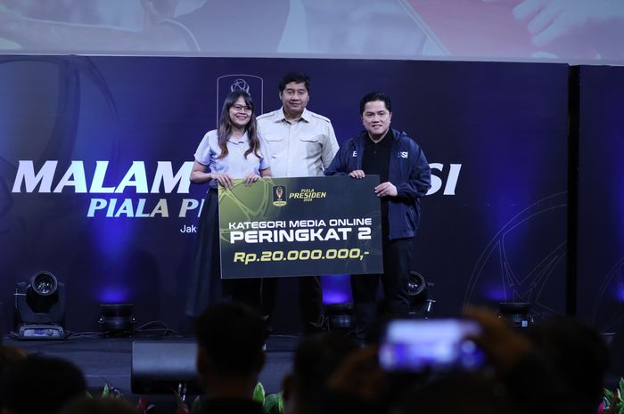 Jurnalis BolaSport.com, Wila Wildayanti, mendapatkan penghargaan lomba tulis Piala Presiden 2024 dan berfoto bersama Ketua Umum PSSI Erick Thohir serta SC Piala Preside 2024, Maruara Sirait