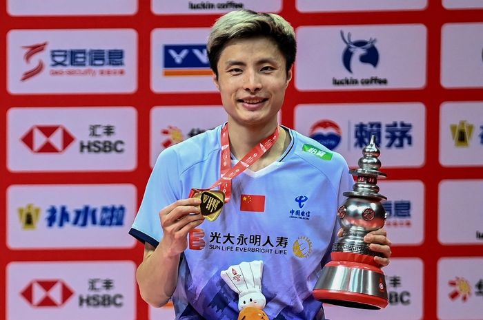 Pebulu tangkis tunggal putra China, Shi Yu Qi, berpose dengan trofi juara BWF World Tour Finals 2024 di Hangzhou Olympic Sports Centre Gymnasium, Minggu (15/12/2024).